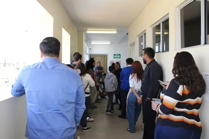 El público recorre el pasillo de la galería durante la inauguración de la exposición.